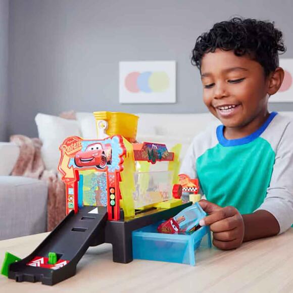 Cars Renk Değiştiren MCQUEEN ile Yıkama Oyun Seti JBM70