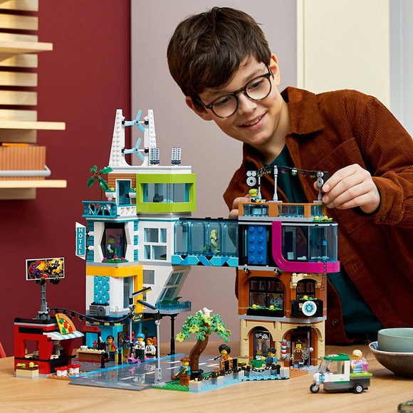 LEGO City Şehir Merkezi 60380 Oyuncak Yapım Seti (2010 Parça)