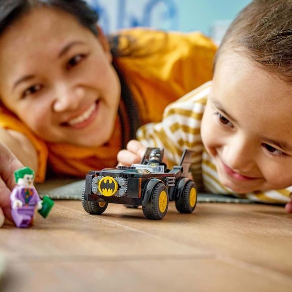 LEGO DC Batmobile Takibi: Batman Joker’e Karşı 76264 Oyuncak Yapım Seti (54 Parça)