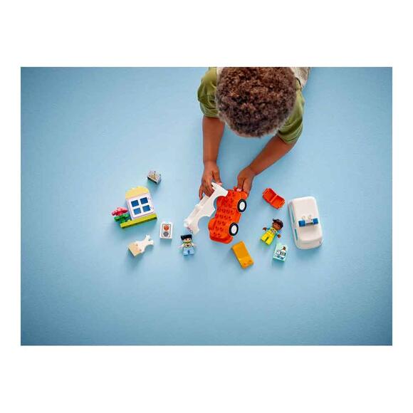 Lego Duplo Ambulans ve Sürücü 10447
