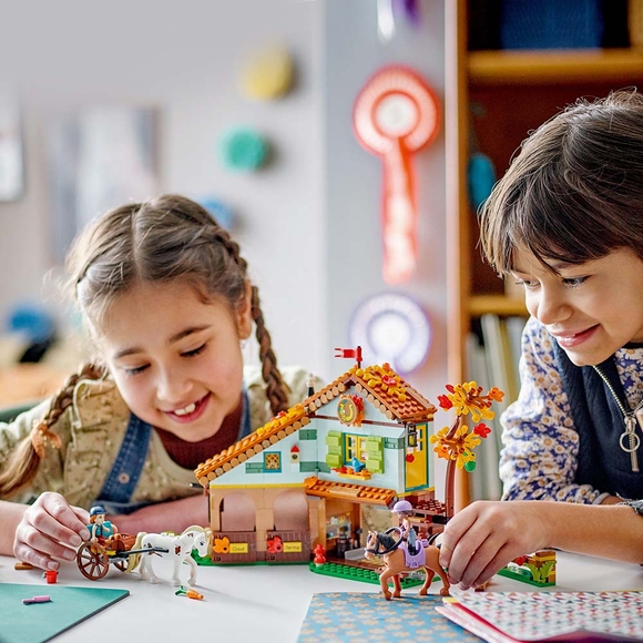 LEGO Friends Autumn’un At Ahırı 41745 Oyuncak Yapım Seti (545 Parça)