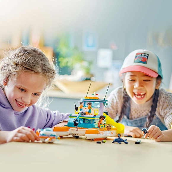 LEGO Friends Deniz Kurtarma Teknesi 41734 Oyuncak Yapım Seti (717 Parça)