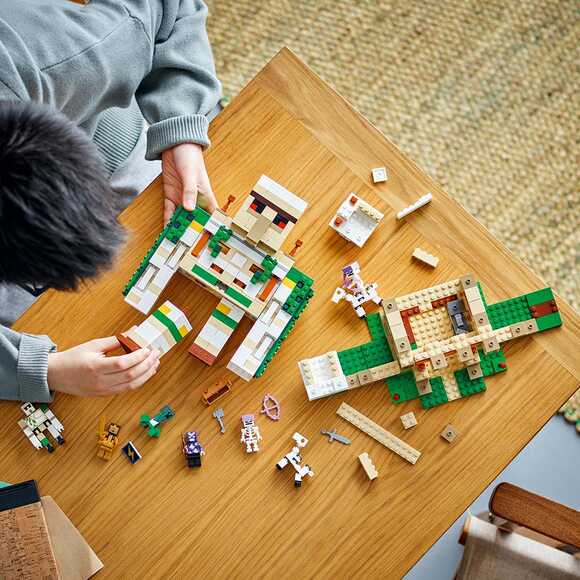 Lego Minecraft Demir Kalesi (868 Parça) 21250