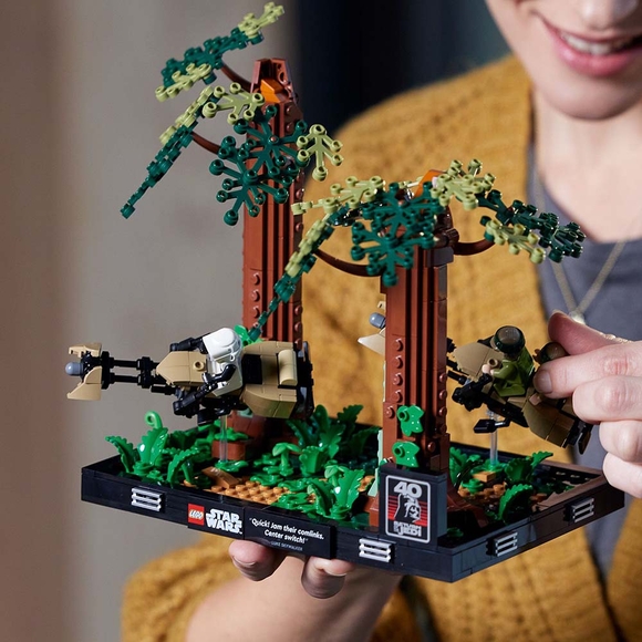 LEGO Star Wars Endor Hız Motoru Takibi Dioraması 75353 Yapım Seti (608 Parça)