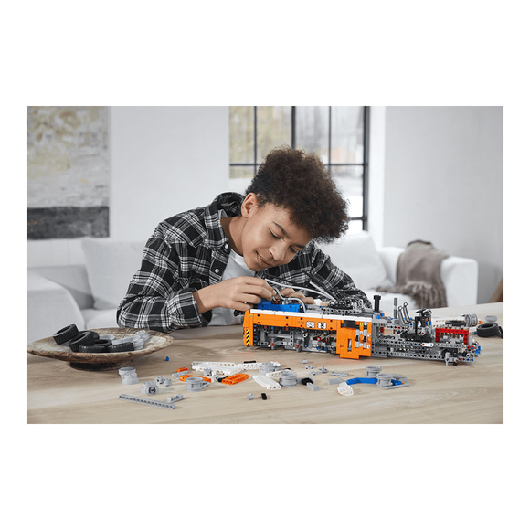 Lego Technic Ağır Yük Çekici Kamyonu 42128